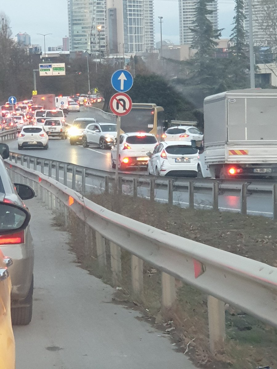 drtkarahan's tweet photo. Tehlikeli hareketler. Mall of İstanbul Tem bağlantı yolu #karayolları https://t.co/7X8IsIB7Yt