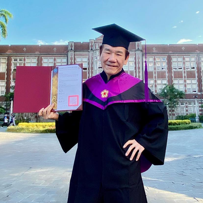 Taiwanese singer Chao Chuan gets his master's degree | Taiwan News | 2022-11-28 12:08:00 #趙傳 #ChaoChuan #ChiefChao #NTNU taiwannews.com.tw/en/news/4733491