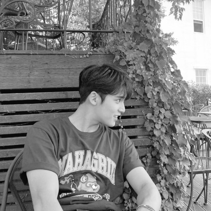 ㅤ

               ❪ 一静 ❫    𓄲    ROSCOE.⠀⠀
       
               coffee break.

ㅤ