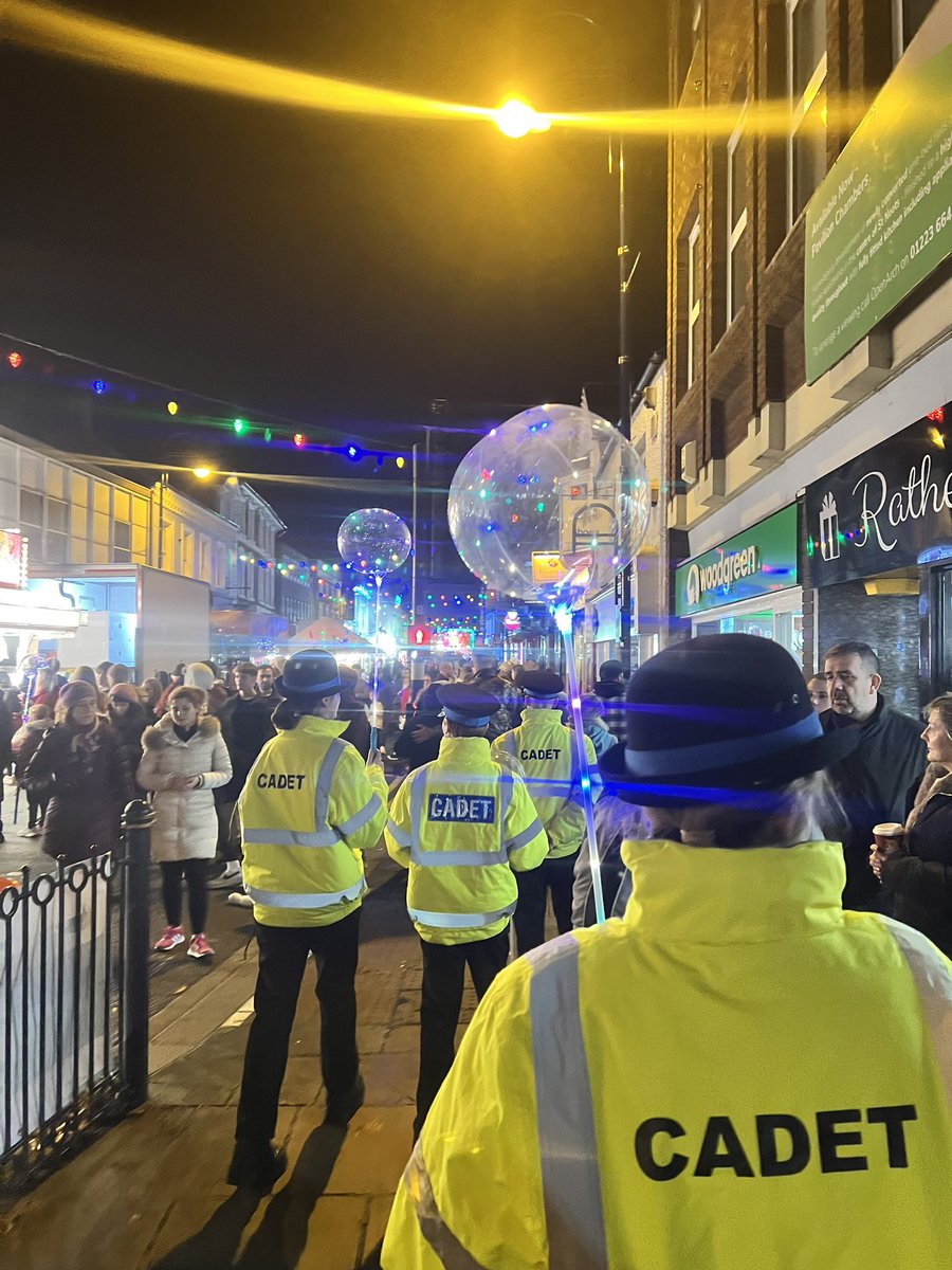 cambsvpc's tweet photo. #StNeotsVPC had a very successful &amp; fun time at the #StNeotsChristmasLightSwitchOn lots of engagement with the public, including taking the time to have a photo with a child who was very excited to speak to police 👮🏻‍♀️ https://t.co/AnCHanS8Hd