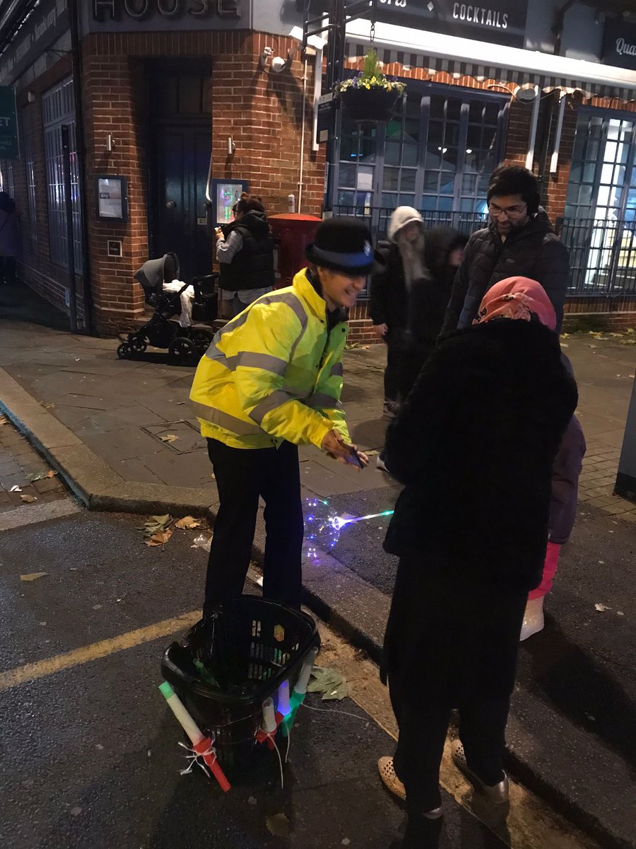 cambsvpc's tweet photo. #StNeotsVPC had a very successful &amp; fun time at the #StNeotsChristmasLightSwitchOn lots of engagement with the public, including taking the time to have a photo with a child who was very excited to speak to police 👮🏻‍♀️ https://t.co/AnCHanS8Hd