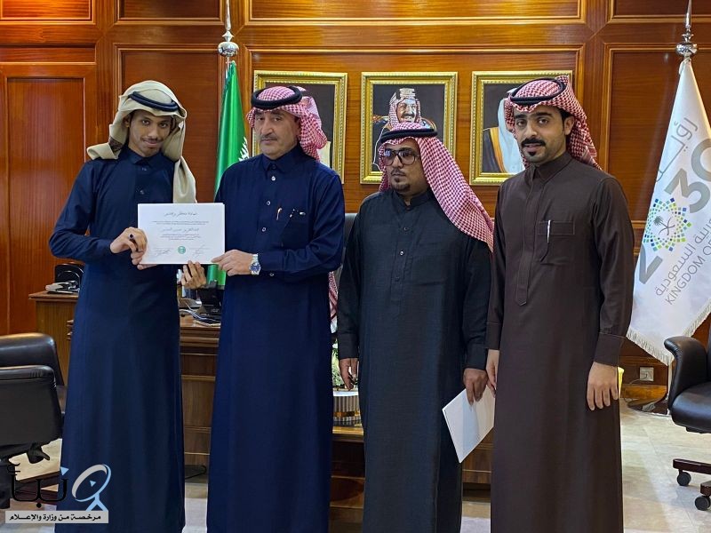 مدير عام المركز الوطني لتنمية الغطاء النباتي ومكافحة التصحر يكرم سعادة مدير عام الفرع بالإنابة بمنطقة الحدود الشمالية. naba-news.com/news/s/105518