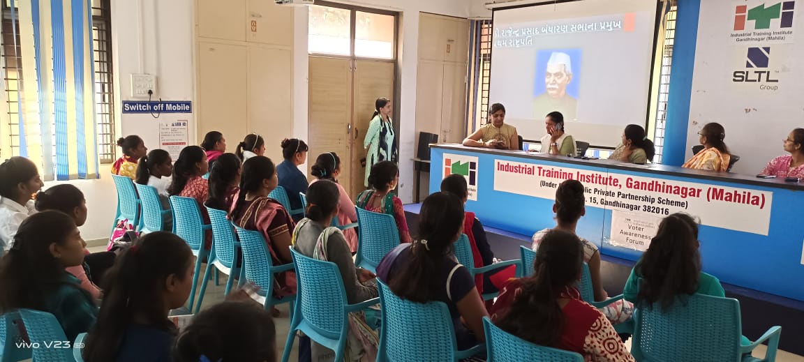 ItiMahila's tweet photo. તારીખ:26/11/2022 ના રોજ "બંધારણ દિવસ" ની ઉજવણી https://t.co/9sebARqBQJ