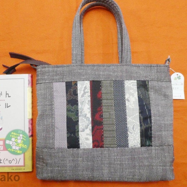 Machino_hako's tweet photo. ウサギさんの手さげ 柄は大島 2000 yen
#パッチワークバッグ #パッチワークバック #パッチワーク手提げ #パッチワークカバン #パッチワークミニバッグ #ファスナーバッグ #大島 #patchworkbag #patchworkminibag #handmadepatchwork #街知の箱 https://t.co/2wSok9nIug https://t.co/3LA8TybOsl
