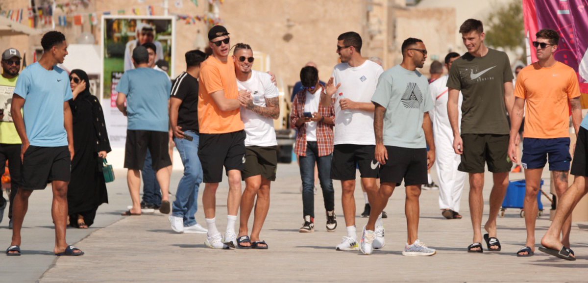 Bumped into the England squad at the beach this weekend in a little <a href="/5_News/">Channel 5 News</a> exclusive. Some down time before the big match. #Qatar2022 #ENGvWAL 🏖️⚽️