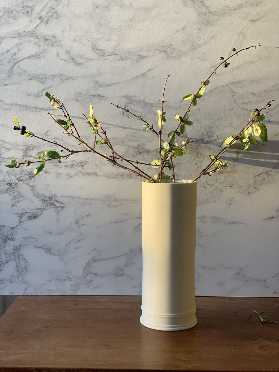 Filling your house with blooms, whether fresh or faux, is a wonderful way to refresh your interior. 

bit.ly/3GMgOGS