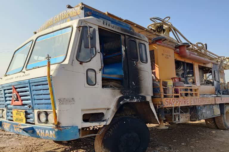 Bharat24Liv's tweet image. कोटा: हाइटेंशन तार की चपेट में बोरिंग मशीन
मशीन में करंट फैलने से चालक-खलासी की मौत
मामली की जांच में जुटी पुलिस टीम 

Watch : bit.ly/3XF80Z8

#kota #BoringMachine #Bharat24Digital 
@KotaPolice