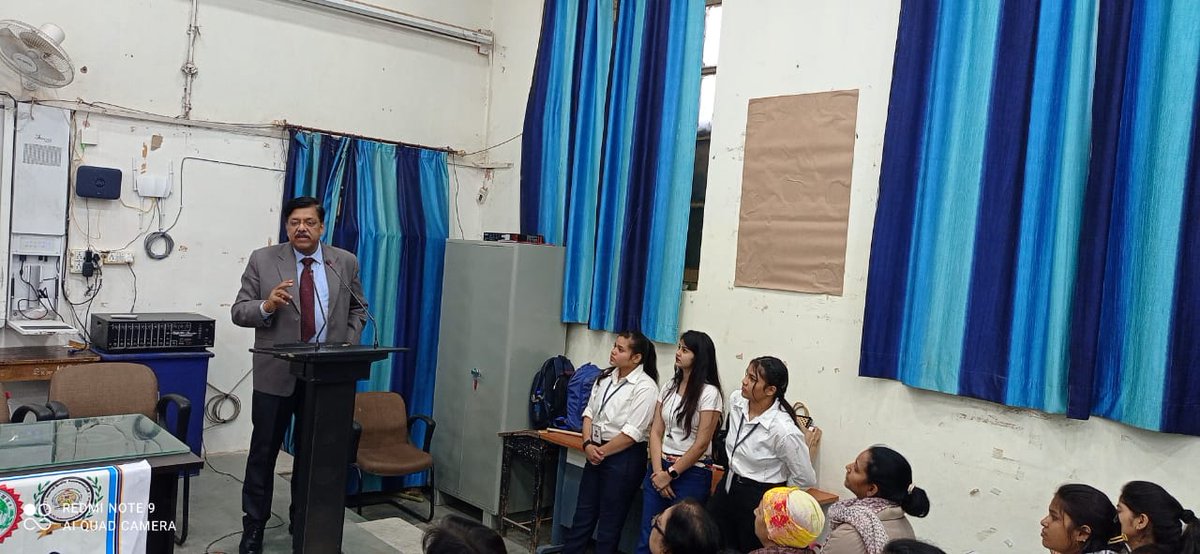 NISM_Official's tweet photo. An Interactive session was conducted for the students of 'K.R.G College, Gwalior' by Mr. Sanjeev Bajaj, GM-MCD, National Institute of Securities Markets (NISM)

#nism #securitiesmarket #capitalmarkets #career #studentinteractions #students https://t.co/uHLASXXgpZ