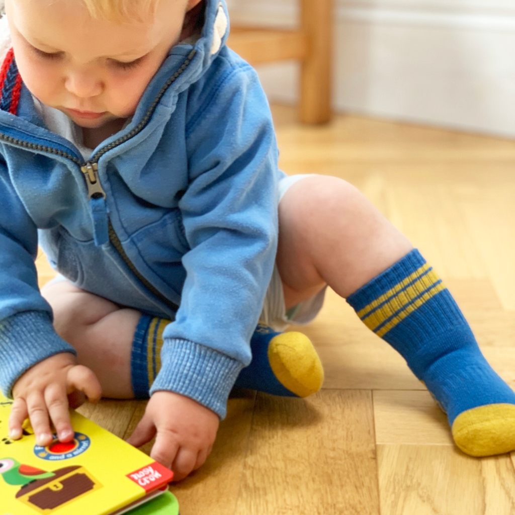 Our little Sporty socks have a cushioned terry knit sole and a non-slip grip so they're perfect for keeping little feet snug on these wintery days!
.
#stayonsocks #babysportsocks #forthesmall #shopsmall #raisingtinyhumans #babyfeet #newparentessentials #parentingtips #giftideas