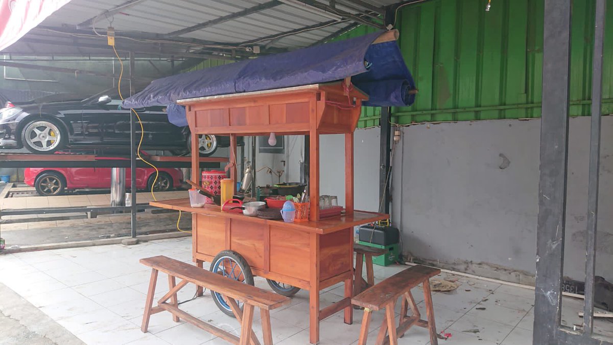 infajri's tweet photo. TWITTER PLEASE DO YOUR MAGIC ✨

Temenku beberapa waktu lalu jualan angkringan, tapi krn ibunya udh cukup sepuh u/ masak tiap hari makanya sudah lama berhenti.
Skrg gerobak angkringan mau dijual di harga Rp. 2,3 Juta dan masih bisa  negoo kok.

Kondisi msh okee bgtt, dm for info! https://t.co/WO006u0WSD