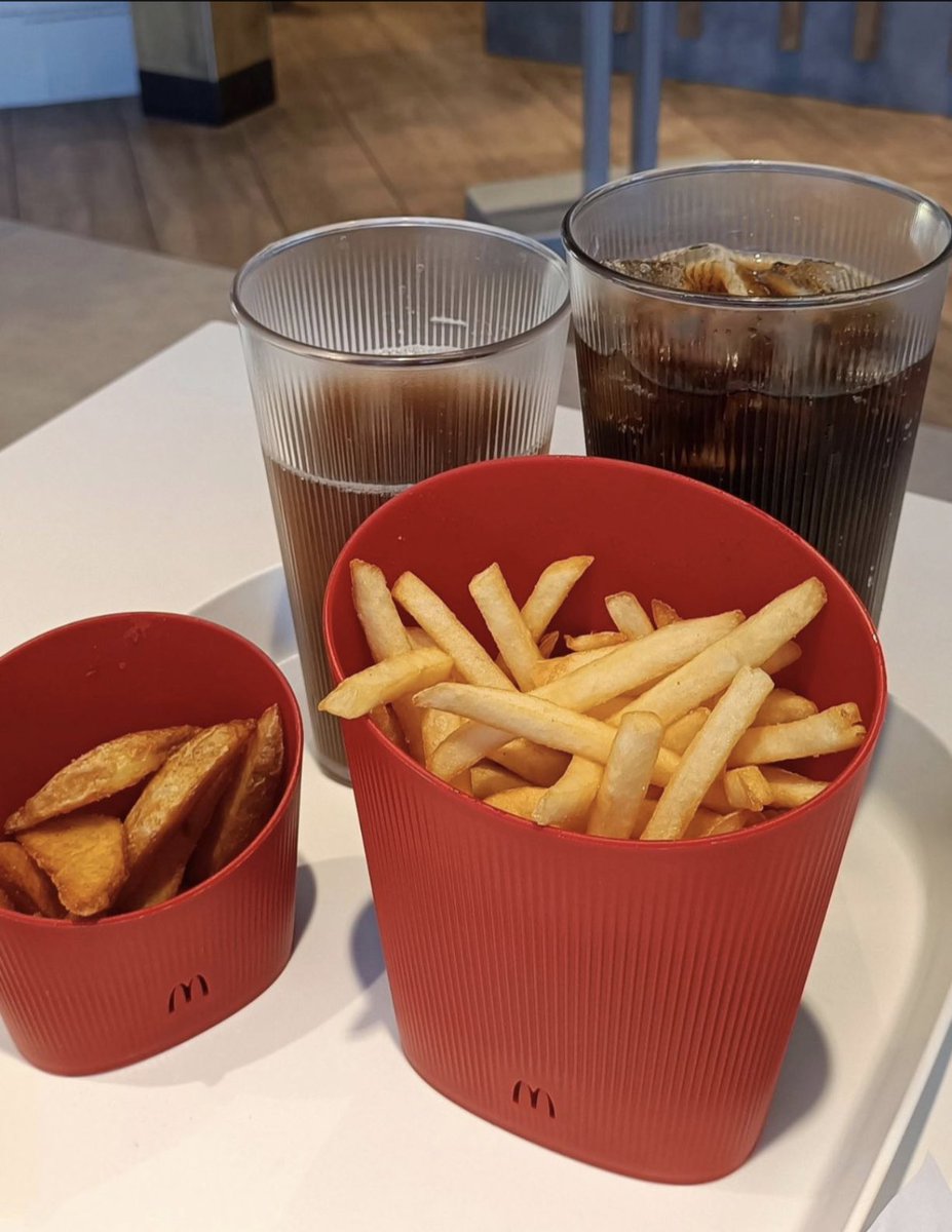 McDonalds in Frankrijk stapt over op afwasbare bakjes en bekers! Niet dat ze een andere oplossing hadden .. de overheid stelt dit verplicht.