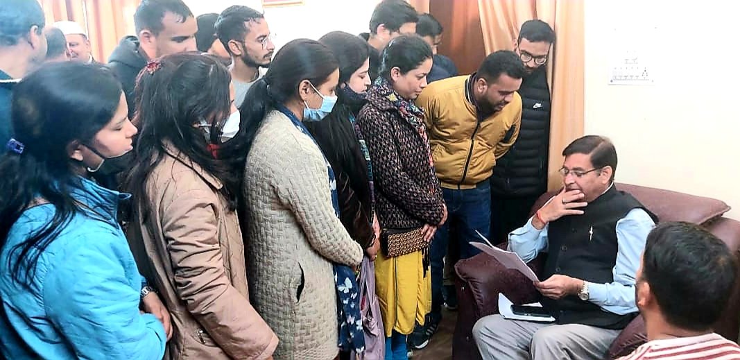 incpritamsingh's tweet photo. आज 'अधीनस्थ सेवा चयन आयोग' द्वारा आयोजित 'स्नातक स्तरीय परीक्षा' के सफल अभ्यर्थियों के प्रतिनिधिमंडल ने आवास पर मुलाकात कर ज्ञापन के माध्यम से उनकी पीड़ा को सरकार के समक्ष रखने का आग्रह किया।
प्रतिनिधिमंडल में उपस्थितजनों को उनकी पीड़ा को सरकार के समक्ष रखने का आश्वासन दिया। https://t.co/ge5hSSgMu3