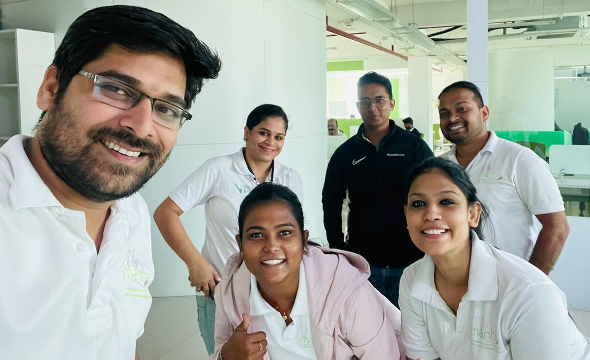 app_dailymoo's tweet photo. How did we beat Monday Blues at office?
Took a break, and posed for selfies!!!😎
Aftermath- Smiles on everyone’s faces!😁
(Coffee still stands at No.1)
#KeepMooing 🐮
#HappyMonday https://t.co/kPlPSoJhYA