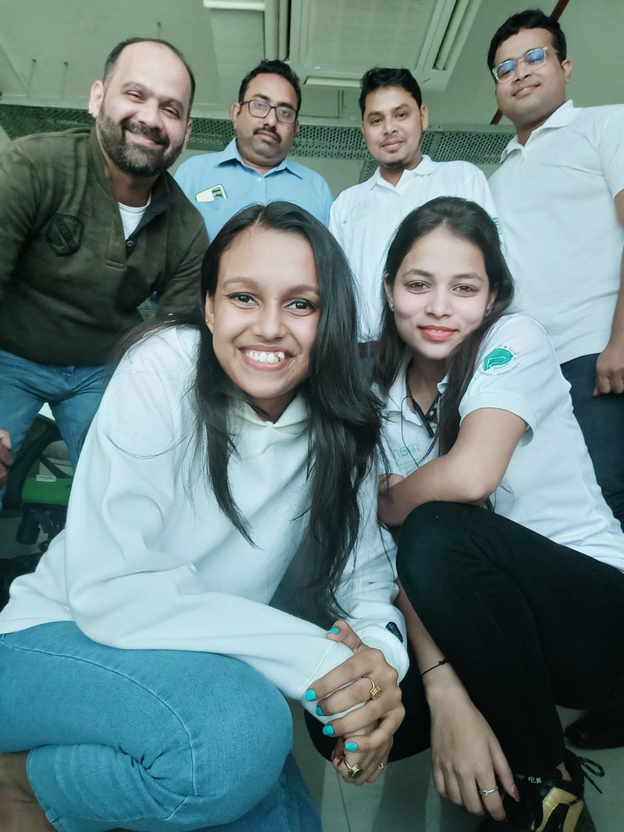 app_dailymoo's tweet photo. How did we beat Monday Blues at office?
Took a break, and posed for selfies!!!😎
Aftermath- Smiles on everyone’s faces!😁
(Coffee still stands at No.1)
#KeepMooing 🐮
#HappyMonday https://t.co/kPlPSoJhYA