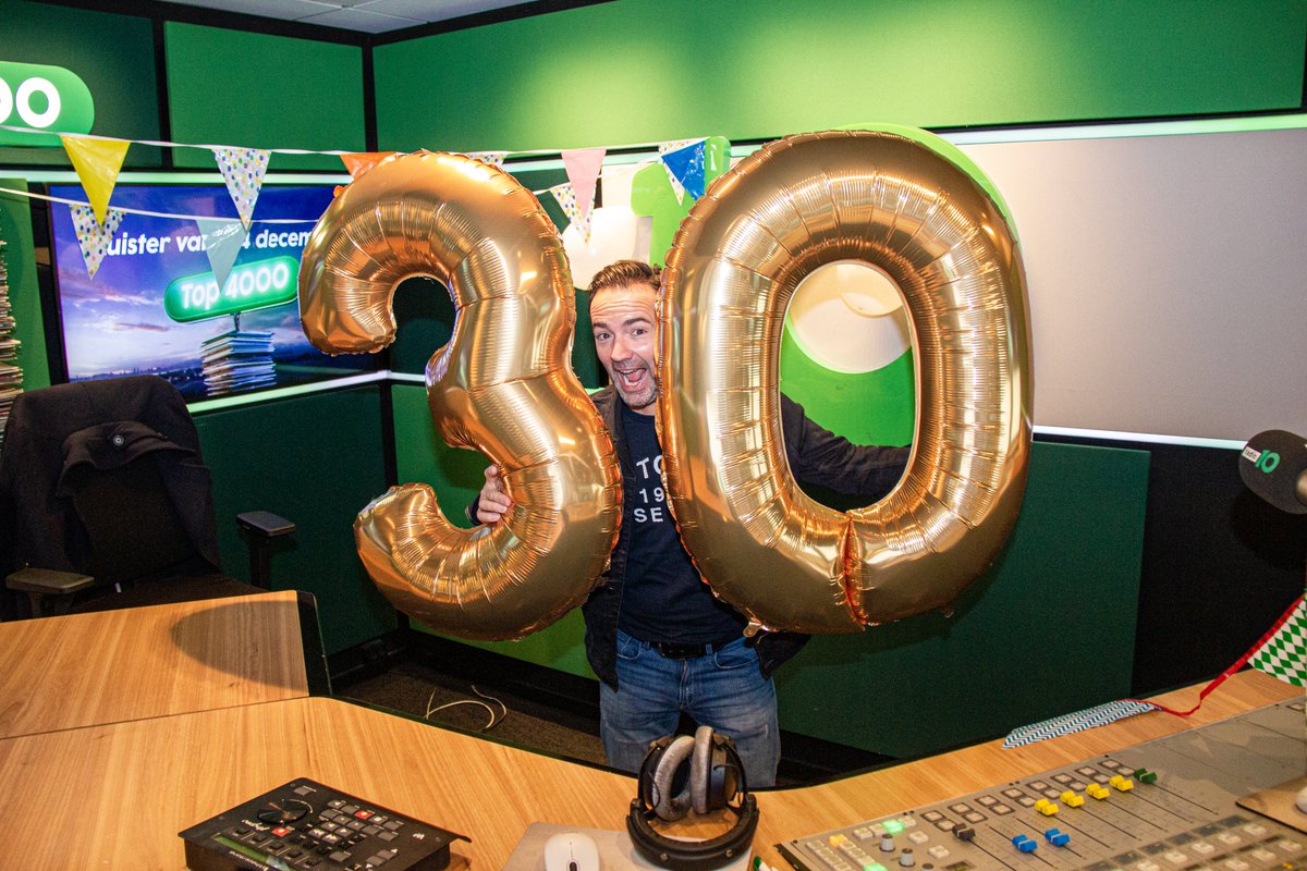 DERTIG JAAR! Zo lang is Gerard Ekdom al DJ. Hij begon op 28 november 1992 als 14-jarig guppie bij de lokale omroep. Gefelicteerd <a href="/gerardekdom/">Gerard Ekdom</a>!

En dat ook nog eens op de dag dat hij zijn 1000ste aflevering van Ekdom in de Morgen maakt.

Lees meer: bit.ly/3XAQDsx