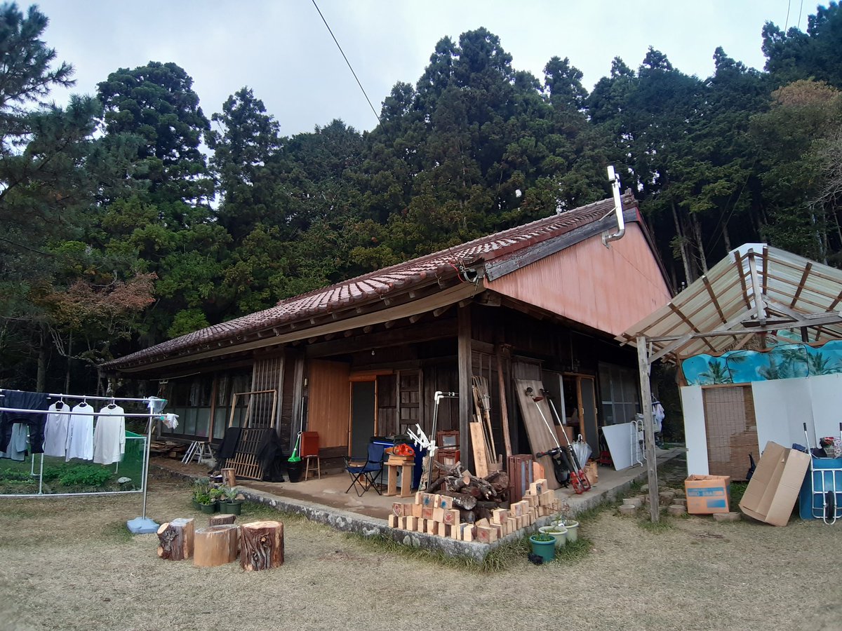 wa_littlestran's tweet photo. キッチンカー作成のために、三重の古民家まで来てるんやけど、お風呂もストーブも自分でも焚かないといけない。トイレはボットン。テレビもスーパーもない。という感じで、毎日生活するので今週は精一杯だった😅
生活の違いに、今年一打ちのめされてます笑 https://t.co/oo6tbRH8XT
