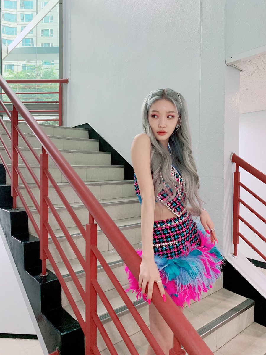 cuuhngha's tweet photo. the super famous inkigayo stairs. https://t.co/HobZHT3v7p