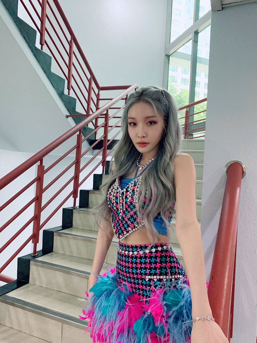 cuuhngha's tweet photo. the super famous inkigayo stairs. https://t.co/HobZHT3v7p