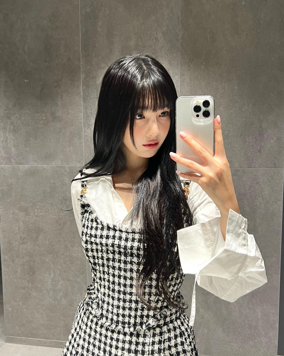 joystgrm's tweet photo. [INSTAGRAM POST] - 3P

여러분 🖤Birthday🖤 오늘 저녁 6시에 많이 들어주세요오🤪
https://t.co/30B25sd3D8

@RVsmtown #RedVelvet #레드벨벳 #Joy #조이 #TRF2022 
221128 · 16:26:44 KST https://t.co/kMfx9dKwaS