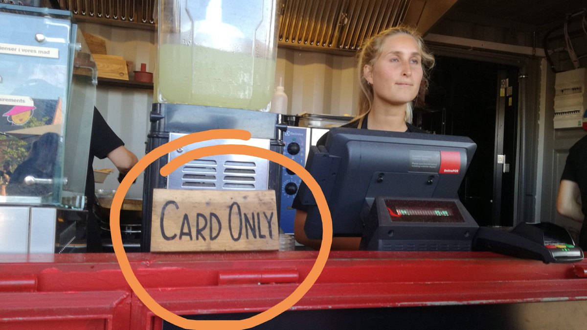 pulcetto's tweet photo. Nei baracchini del #fingerfood ai piedi dell'#Inderhavnsbroen, a #Copenhagen, giugno 2018.
#cardonly
#contante
#civiltà https://t.co/kHtSfrT5tv