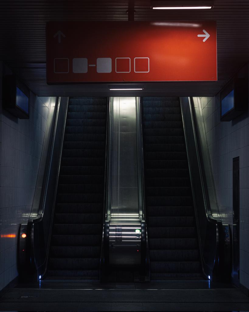 Ztracený...

#CanonEOS1300D #NikCollection #photoshop #stairs #city #trainstation #atmosphericphoto #atmosphere #light #escalator #bloom #plzen #pilsen #darkness #Sign #Architecture #Staircase