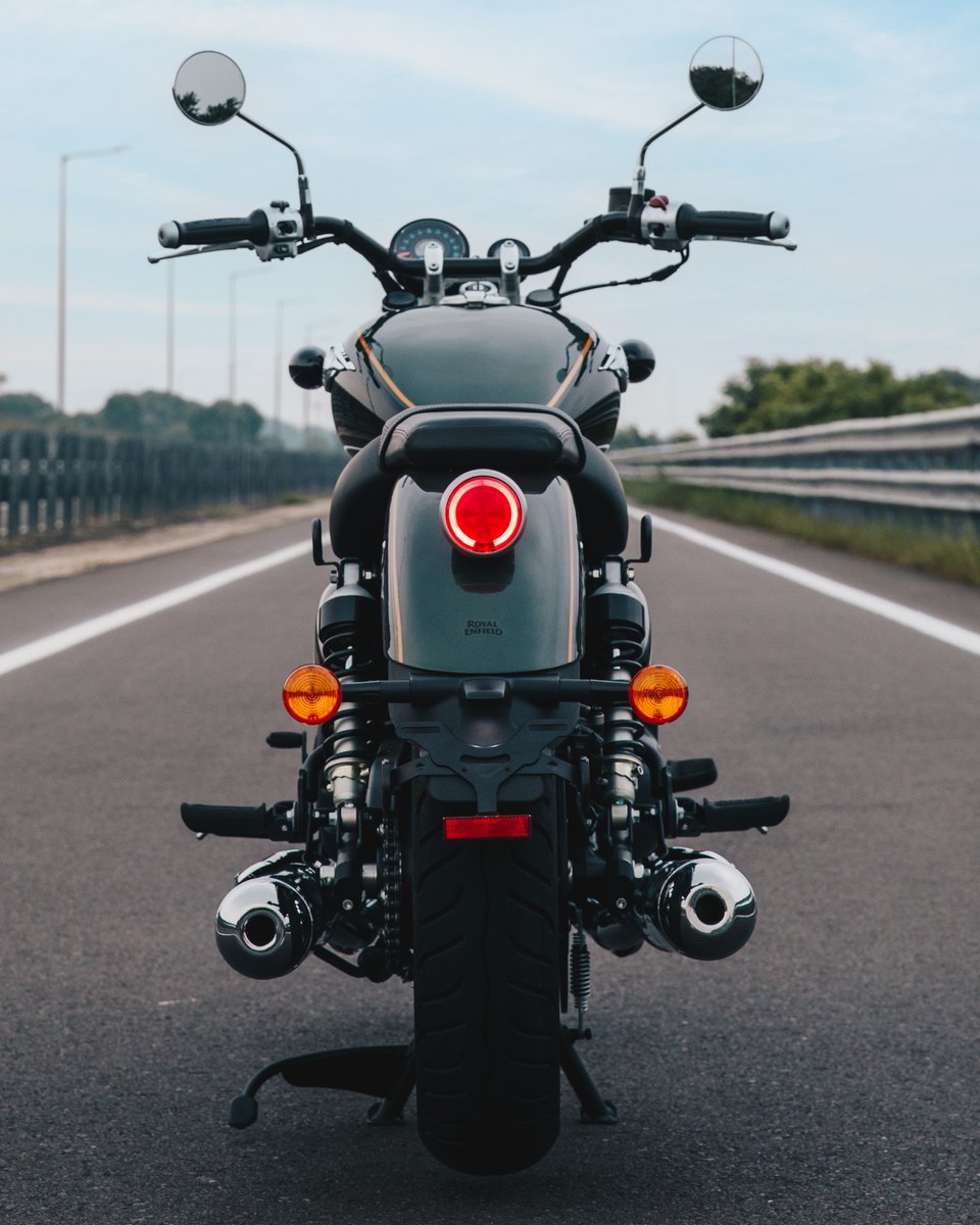PvtLamba's tweet photo. Royal Enfield Super Meteor 650 unveiled! 😍
Here’s your first look at the Royal Enfield Super Meteor 650! 👀

- 648 cc air cooled parallel twin
- 47 Ps @ 7250 rpm
- 52.3 Nm @ 5650 rpm
- 43mm USD Fork with 120mm travel
- 241 kg kerb weight
- 15.7 l tank
- 135 mm ground clearance https://t.co/qdhx7TreBi
