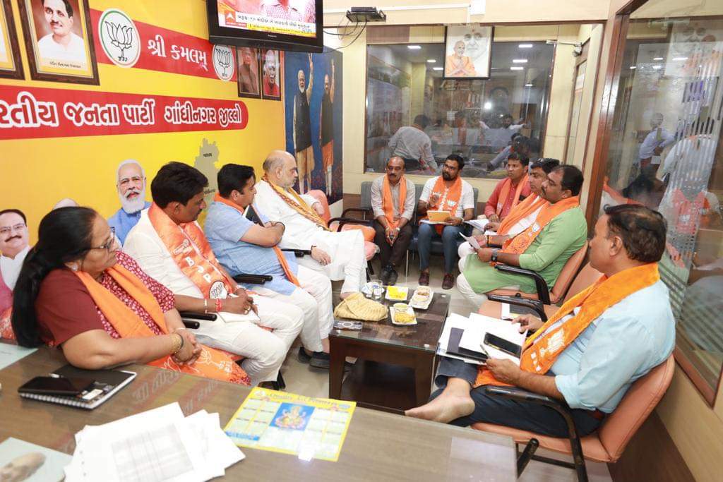 ગાંધીનગર લોકસભાના સાંસદ,કેન્દ્રીય ગૃહ અને સહકાર મંત્રી શ્રી <a href="/AmitShah/">Amit Shah</a> જીએ ગત રોજ ગાંધીનગર ખાતે ગાંધીનગર ઉત્તર તેમજ ગાંધીનગર દક્ષિણ વિધાનસભાના મુખ્ય આગેવાનો સાથે બેઠક યોજી,ચૂંટણીલક્ષી માર્ગદર્શન આપ્યું <a href="/BJP4Gandhinagr/">BJP Gandhinagar Mahanagar</a> <a href="/AmitShahOffice/">Office of Amit Shah</a> <a href="/JKPatelGujarat/">Jayshreeben Patel</a>