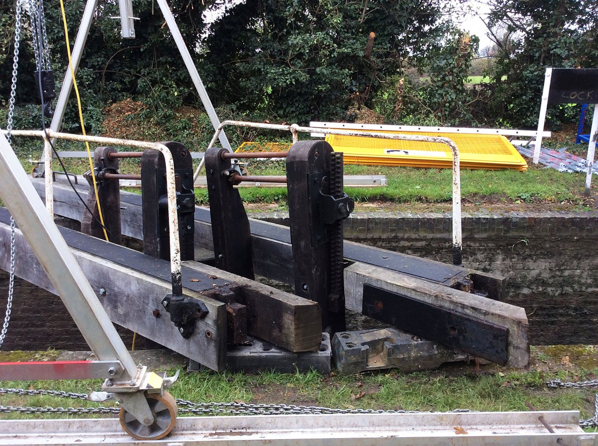 retired_tom's tweet photo. From my archives
#November 2017
#CanalRiverTrust #GrandUnionCanal #AylesburyArm #Wilstone #Lock #Stoppage #GateReplacement #Narrowboat
#Canals & #Waterways can provide #Peace & #calm
for your own #Wellbeing #Lifesbetterbywater https://t.co/k7MG3vDi5q
