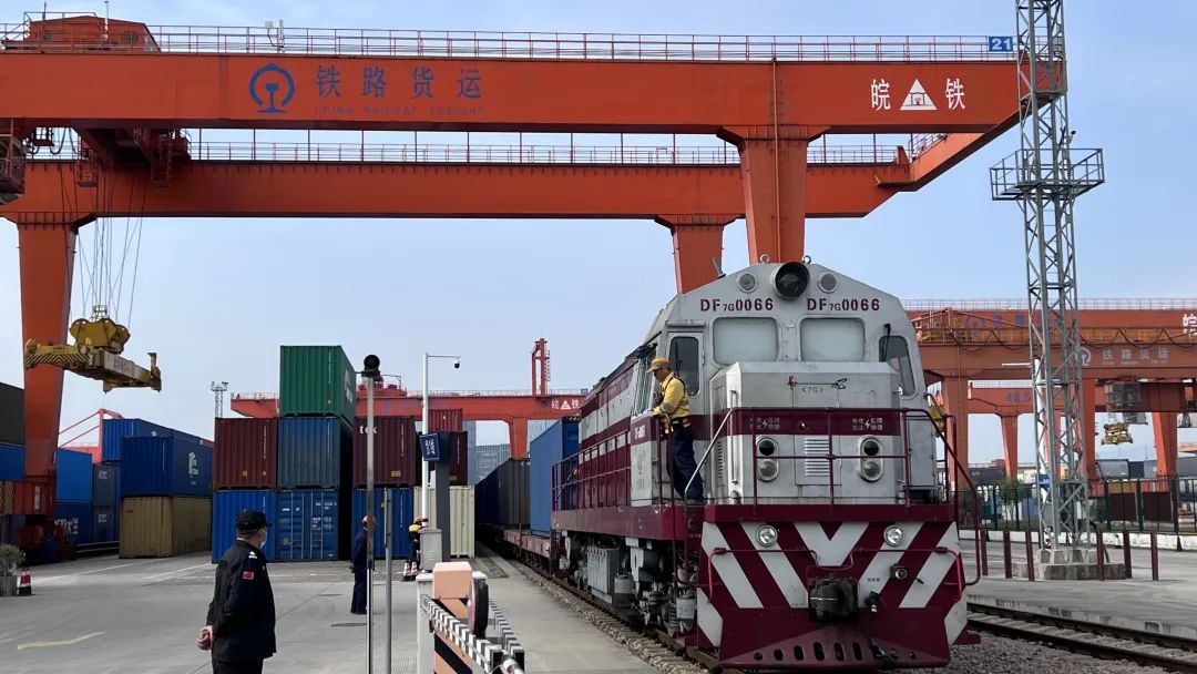 ThisisSuzhou's tweet photo. 🛤️#Suzhou, the first city in #Jiangsu province to establish the China-Europe freight train route, now has nine direct routes to European countries like Poland, Germany, and Russia over the past decade. #DynamicDecade https://t.co/TEGoHvRDt9