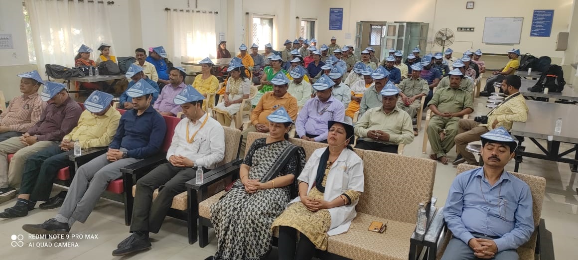 PmcHindi's tweet photo. भारत सरकार की #defence_ministry में ध्यान सत्र हुआ आयोजित, सभी को करवाया गया #Meditation और बताए गए ध्यान के फायदे..
Full News - https://t.co/KpDnoYDIHg
#news #positivesamachar #hindinews #indiangovernment #PMCHindi #meditation #Spirituality https://t.co/l4R6CGrzXX