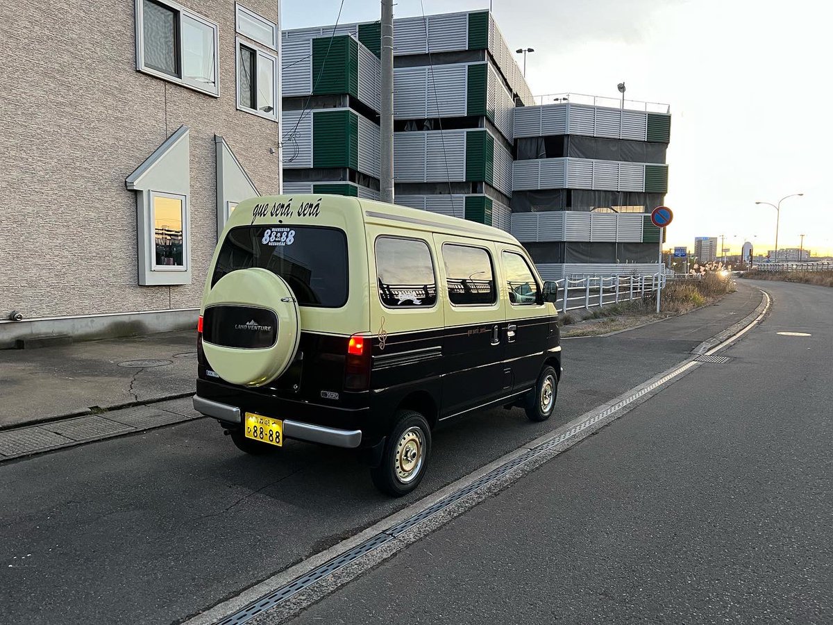 Gootalas's tweet photo. いよいよ外装は完成!
車検も無事通って、内装は春だろうね🤔
#エブリィ
#スズキ
#軽バス
#db52
#da52
#軽キャンピングカー
#クモイモータース https://t.co/p1qR7Y0pPr