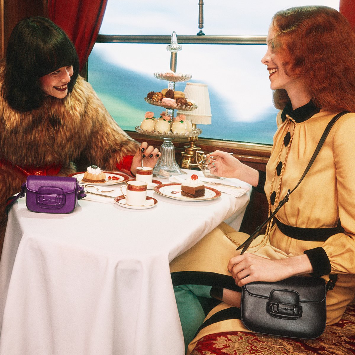 gucci_jp's tweet image. #GucciGift 広告キャンペーンの夢のような旅の物語のワンシーンに、同系色のハードウェアをあしらった〔グッチ ホースビット 1955〕 #GucciHorsebit1955 の新作が登場。
on.gucci.com/GucciGift2022_…
Photography by @carlijnjacobs
Art Direction by #ChristopherSimmonds