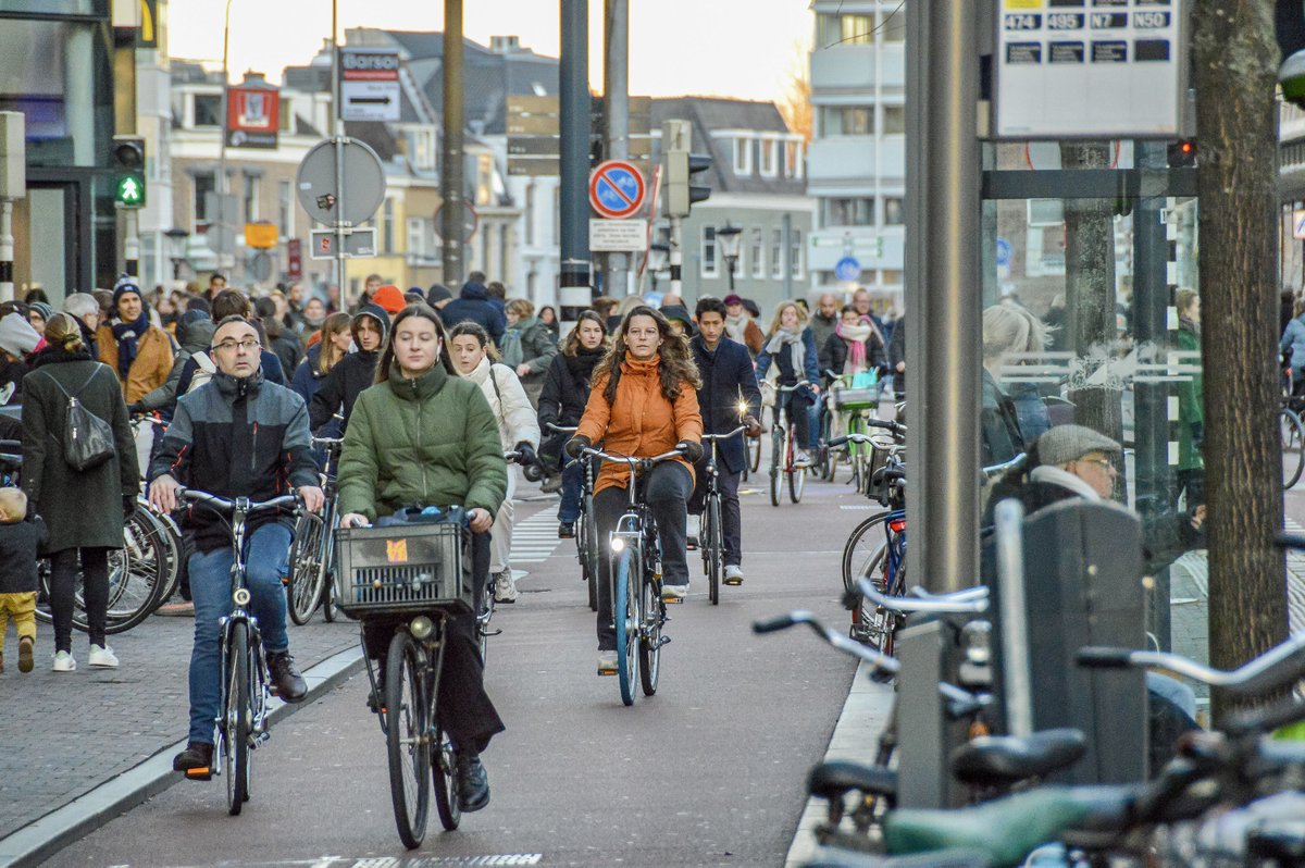From January 1st, 2023, employees in the Netherlands can claim a bicycle allowance of 21 cents per kilometer tax-free.

Employers can also provide an interest-free loan for a new bike or e-bike purchase, which can be repaid through this monthly allowance.

kiesdefiets.nl/financiele-reg…