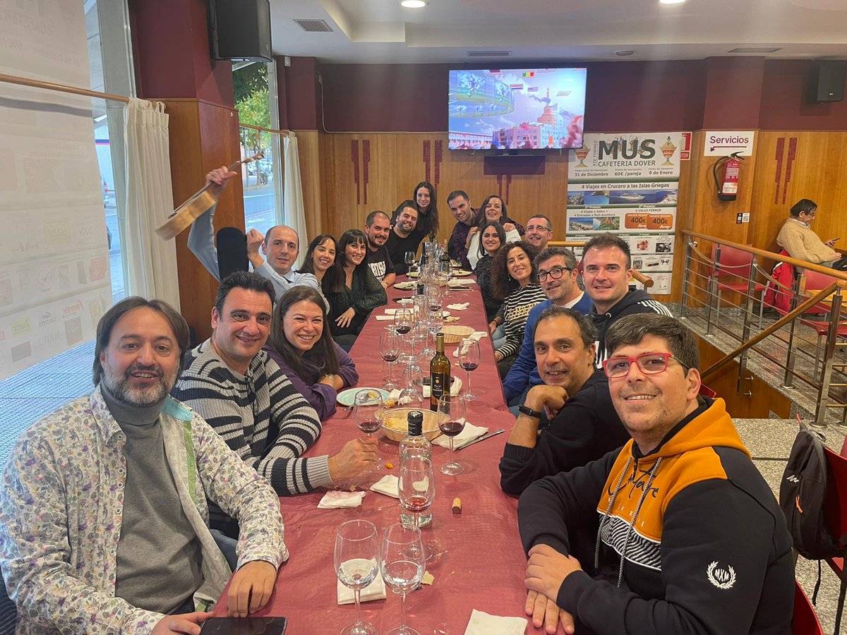 ¡Feliz semana compañeros musicales! Compartimos una foto de nuestra comida de socios, tras la asamblea, en la que acabamos cantando con nuestros ukeleles.