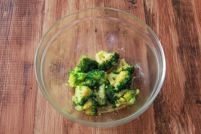 パンやお酒とすごくよく合いそう！電子レンジで作れる、ブロッコリーを使ったアヒージョ風レシピ！