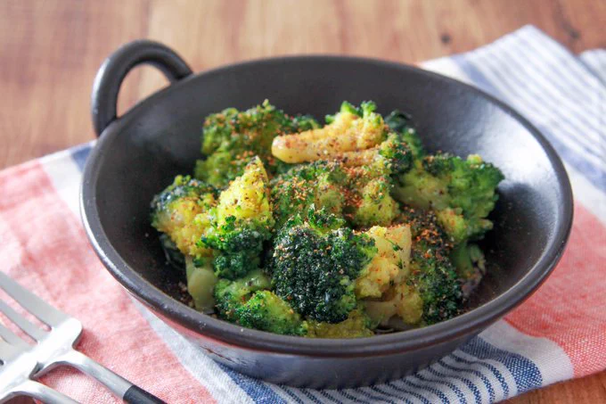 パンやお酒とすごくよく合いそう！電子レンジで作れる、ブロッコリーを使ったアヒージョ風レシピ！