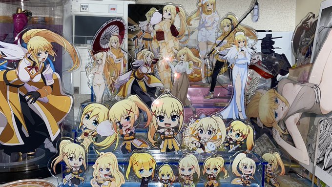 アクリルひな壇買ったので、ダクネスさんアクスタやアクキーのコレクションをひとまとめに飾る。壮観だわ 