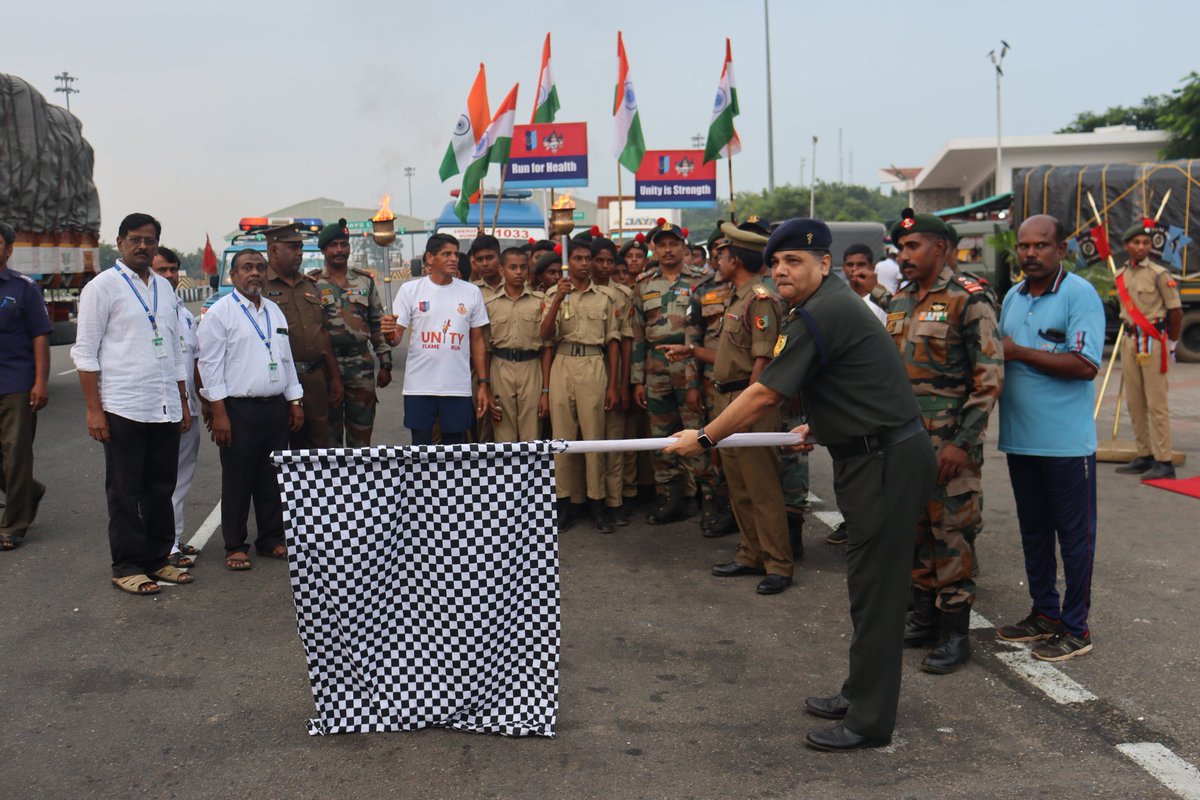 Unity_flame_run's tweet photo. After cutting the cake on the occasion of #NCCDay and celebrating with the cadets of 2 TN Bn, the flame was flagged off from Thethupatti by Col Goswami. 30 cadets ran alongside @Col_Krishan_SM and set him off for Velur. #ekbharatshreshthabharat #day8
@HQ_DG_NCC 
@Gen_VKSingh https://t.co/h9d01Yh5W2
