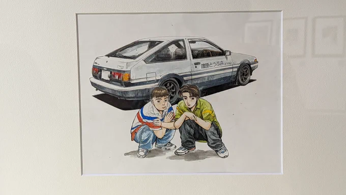 しげの秀一原画展開催中です!!  拓海とイツキがハチロクと。仲良しコンビ感が伝わってくる、とても微笑ましいワンカットです!!  原画展は明後日までです!! ぜひぜひお越しください。  #頭文字D #MFゴースト #バリバリ伝説