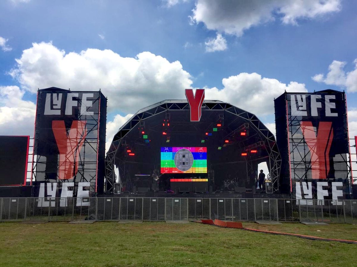 PlaymakersZA's tweet photo. Playmakers in the house! The @Yfm Lyfe Festival took place over the weekend and it was an awesome day filled with sunshine and incredible local talent.
π΅βοΈ #LyfeFest #SummerOfYourLyfe https://t.co/NrKjtKH816