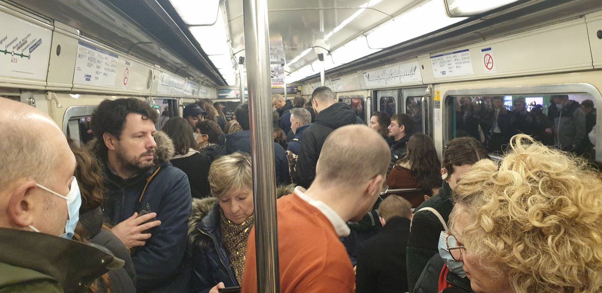 #metro #paris 9h20. Des métros toutes les 5 ou 6 ou même 8 mn. Du transport de bétail. Des voyageurs excédés. Un tarif qui va encore augmenter. Un foutage de gueule généralisé. À quand la grève des usagers ? #raslebol #ratp
