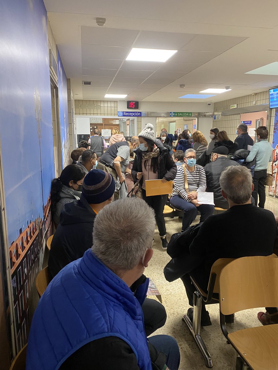 andreavaqueroo's tweet photo. @sanchezcastejon  esto es normal? Dejen de decir bobadas y miren cm esta la sanidad publica de CYL, llevamos esperando a q saquen sangre 1h+subir impuestos+subir comida+gasolina… y vosotros os subir el sueldo, vergüenza! #sanidad #SanidadPublica #oscarpuente https://t.co/EX4ij69W2D