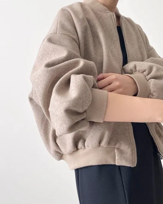 【オシャレ】後ろ姿まで超カワイイZARAの「あったかジャケット」ぽわんとした袖の形が好きすぎる〜!の「ボンバージャケット」が可愛いぽわんと丸みのあるシルエットなんです。スカートにも、カジュアルなスタイリングにも合うから、これはヘビロテしちゃうな〜! 