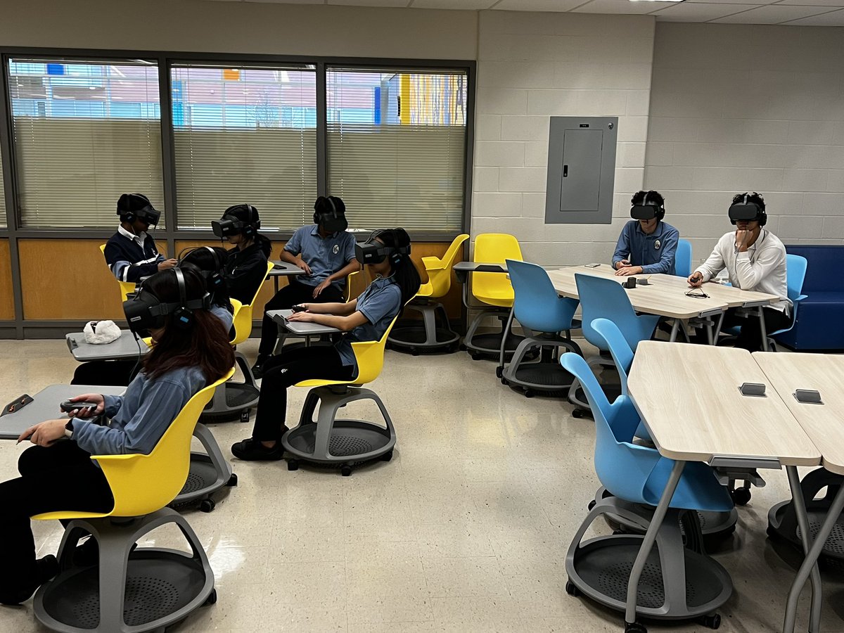 VSorgini's tweet photo. VR tours of Mecca and Medina with Mr. Rooney’s HRT class! Huge success. @OLQWCA @veativeusa #YCDSBLibraries https://t.co/n71ze9EYS9