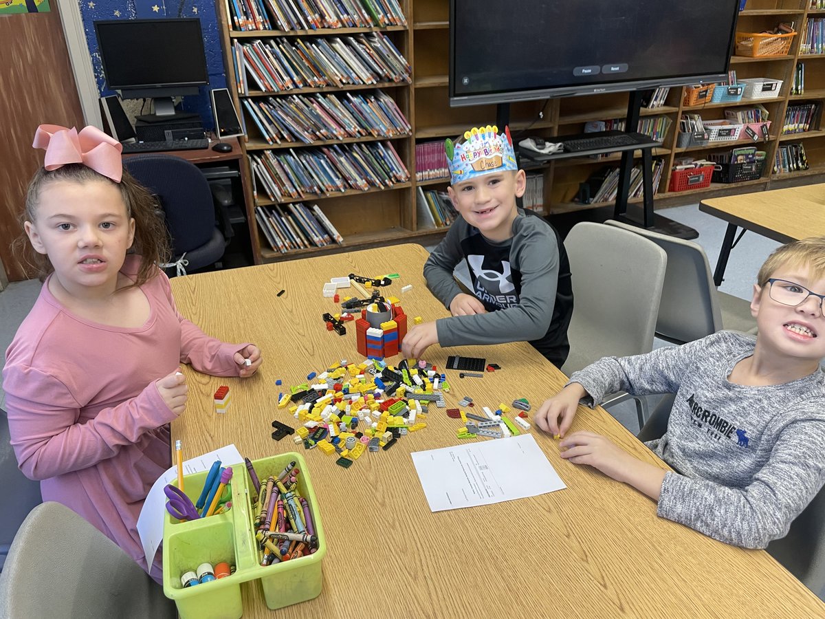 LUFSD_Libraries's tweet photo. Public librarian Jessica from @LindenhurstLib visited with Ss from @WilliamRall1 during library class. She spoke w Ss about library programs and how to get a library card. She also read "How to Catch a Turkey" and students built a turkey hide out with @lego bricks. https://t.co/t8CSXwUf7l