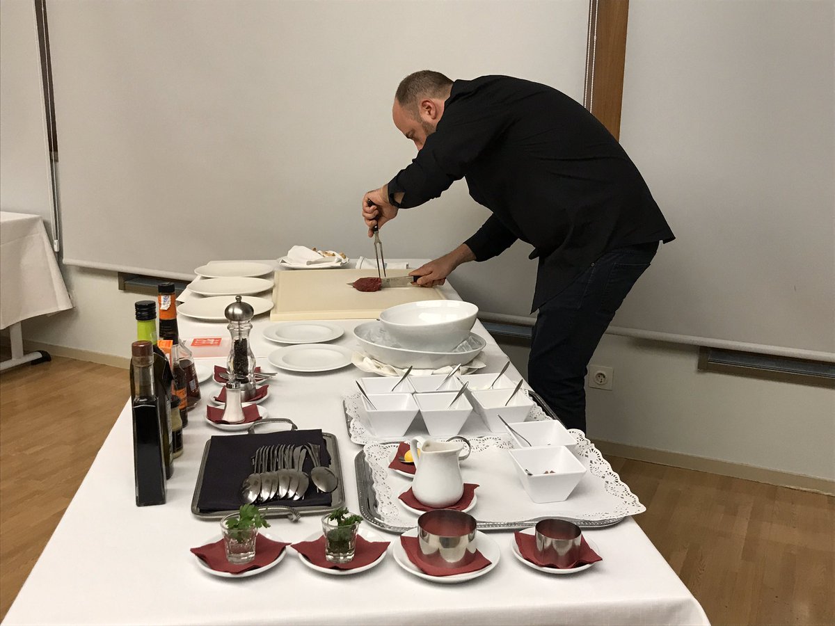 EmpreSEA's tweet photo. Comienza la entrega de premios del I Campeonato de Sala de Euskadi, presentada por Eduardo Velasco. Suerte a tod@s l@s participantes y gracias por su esfuerzo. https://t.co/ceWl70GfQz