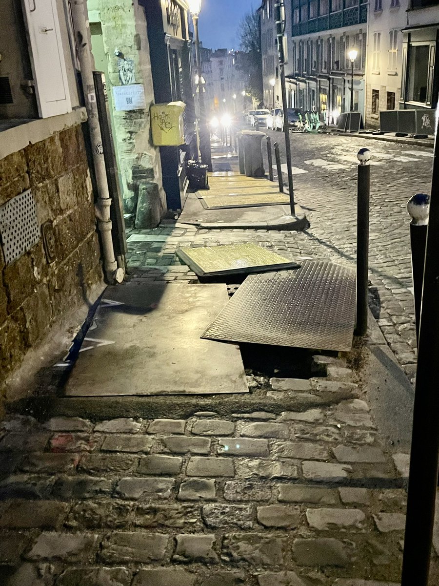 Wanted : existe-t-il un seul piéton capable d’emprunter les trottoirs des deux côtés de la rueLepic #montmartre
Travaux,trottinettes,barrières, plots un festival #saccageparis 🐷🐷🐷 
Les travaux calamiteux ont été signalés <a href="/GRDF/">GRDF</a>