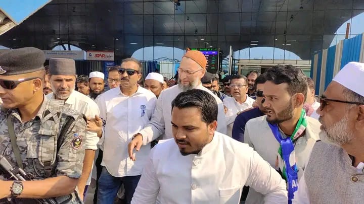 KabirAIMIM's tweet photo. असदुद्दीन ओवैसी साहब  सूरत एयरपोर्ट पहुंच गए हैं आज शाम सूरत विधानसभा में एक विशाल जनसभा को सम्बोधित करेंगे।
*सूरत विधानसभा प्रत्याशी वसीम कुरैसी साहब*
#voteForKite
#Aimim
#owasiIngujrat https://t.co/GrNlGhEOQ3