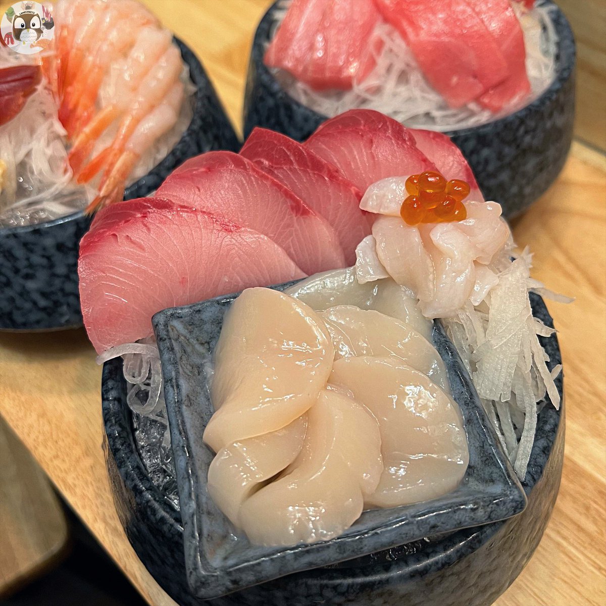 foodblogbkk's tweet photo. ร้านซูชิฟีลโอมา ราคาตลาดนัด เป็นร้านลับๆซ่อนอยู่อุดมสุขวอร์ค รับได้ทีละ 4 คน ตอนนี้คิวจองยาวไปเดือนหน้าแล้วว ซูชิปั้นคำต่อคำ ราคาดีมากก เริ่มต้น 10 บาท ปลาแปลกๆจากญี่ปุ่นตามฤดูกาล อูนไรก็มีนะ ร้าน Tomomi @aroii https://t.co/u1eu7cxz33
