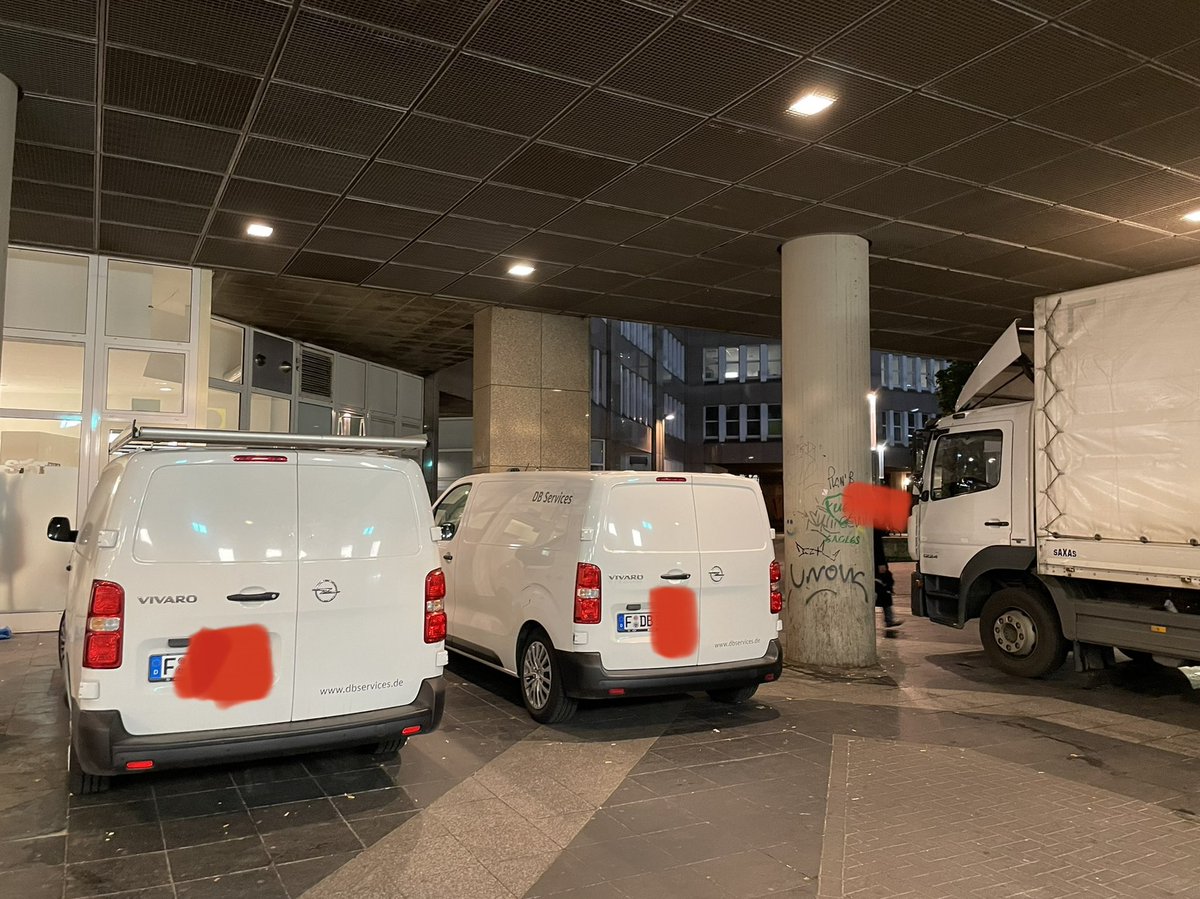 SebSoko's tweet image. Warum sind Feuerwehrzufahrten und Rettungswege am @DB_Bahn hof
in @Duesseldorf eigentlich jeden Tag so wenig wert? Alles Lieferfahrzeuge oder KFZ mit Bahnkennzeichen.